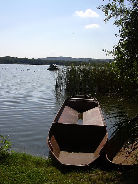 File:Kähne am Ullersdorfer Teich.jpg