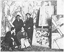 Cuthbert Hamilton (sedící), Kate Lechmere, Edward Wadsworth a Wyndham Lewis v uměleckém centru Rebel Art Centre, březen 1914.