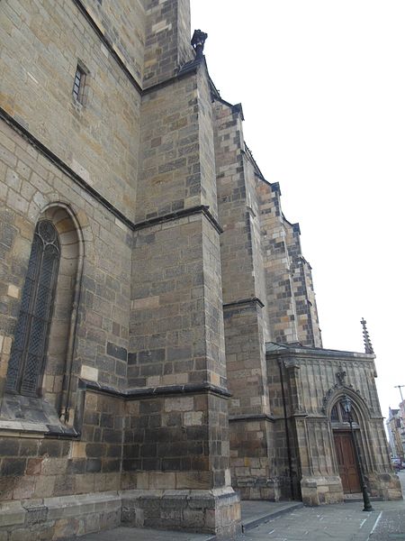 File:Katedrála svatého Bartoloměje, opěrné pilíře.JPG