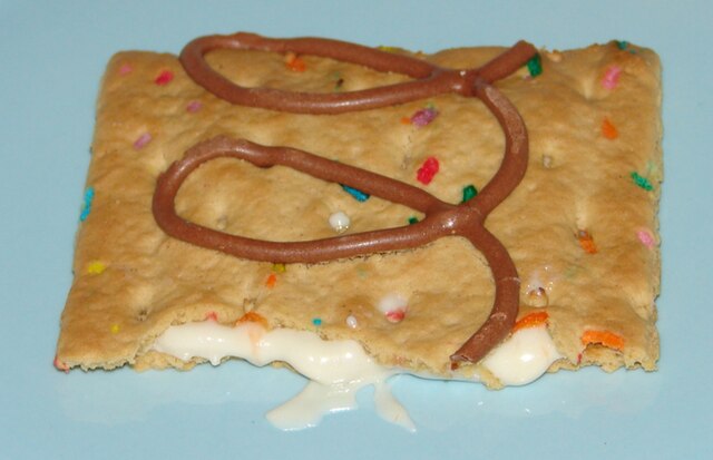 File:Kellogg's Ice Cream Shoppe Frosted Rainbow Cookie Sandwich Pop-Tarts  Innards (5424553022).jpg - Wikimedia Commons