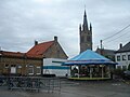 Kermis '09 in Stavele, met op de achtergrond de Sint-Jan-Onthoofdingkerk