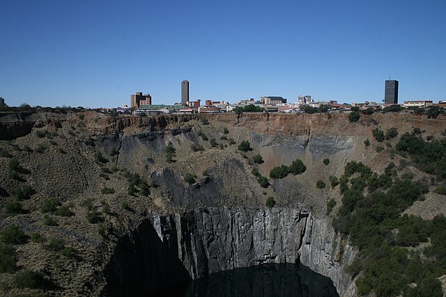 Stadtzentrum von Kimberley hinter dem Big Hole