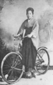 自転車通学する女学生。明治時代