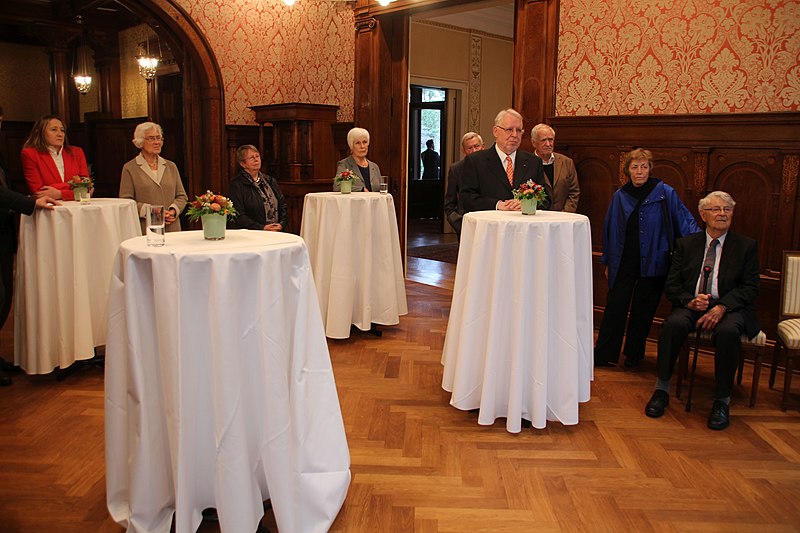 File:Klaus Wettig erhält von Ministerpräsident Stephan Weil am 25 Oktober 2017 das Verdienstkreuz Erster Klasse des Niedersächsischen Verdienstordens (112).jpg