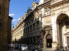 Entrada al edificio desde la calle Křižovnická.