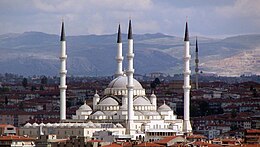 Die Kocatepe-moskee in Sentraal-Ankara.