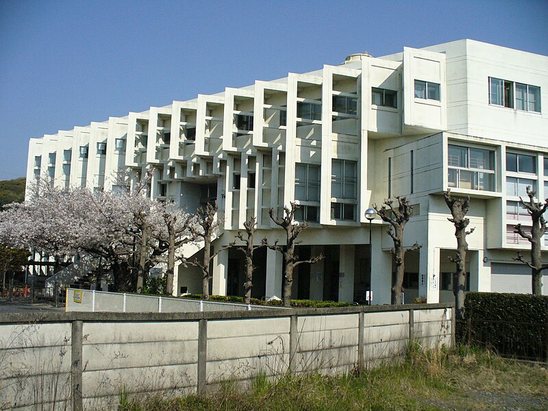 File:Komakishiritsutosyokan 1.JPG