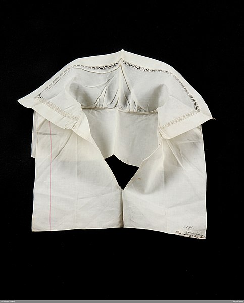 File:Krage av vitt tuskaftat bomullstyg, fram- och bakstycke i ett tygstycke, sprund fram, 16,5 cm - Nordiska museet - NM.0009391 (1).jpg