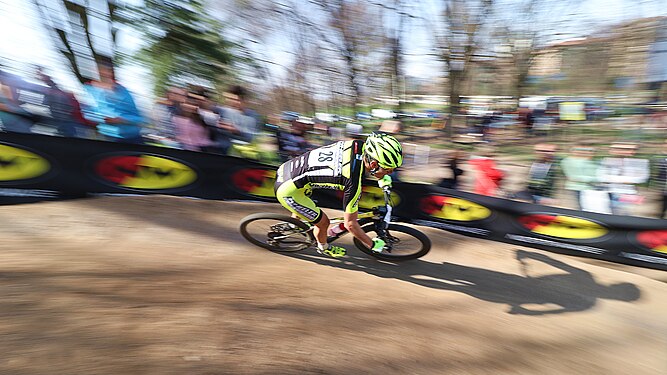 Atleta in curva - gara MTB La Montagnetta - Milano