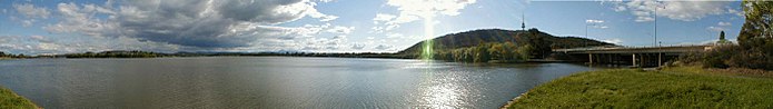 Le lac, la Montagne noire et la tour Telstra.