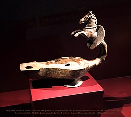 Lamp met handvat in de vorm van een paard uit de piramide van Koningin Amanikhatashan te Meroë. MFA, Boston.jpg