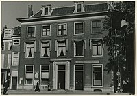"Esher Surrey" aan het Lange Voorhout 58, met buurman Rijnsche Handelsbank op 58A in 1943
