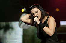 Laura Pausini recorded the song as a duet with Colombian singer Juanes in 2006. She also performed it in 2009, as part of the ensemble Amiche per l'Abruzzo. Laura Pausini 2009.04.30 056.jpg