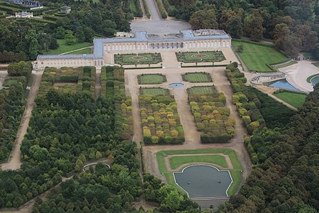 De Grand Trianon met binnenplaats en tuinen.  De vleugel aan de linkerkant is een residentie van de president van Frankrijk.