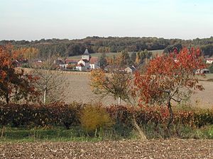Le site et le village d'Esves-le-Moutier en automne..JPG