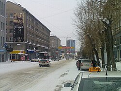 Widok ulicy z Czerwonej Alei.  Po lewej - hotel "Centralny"