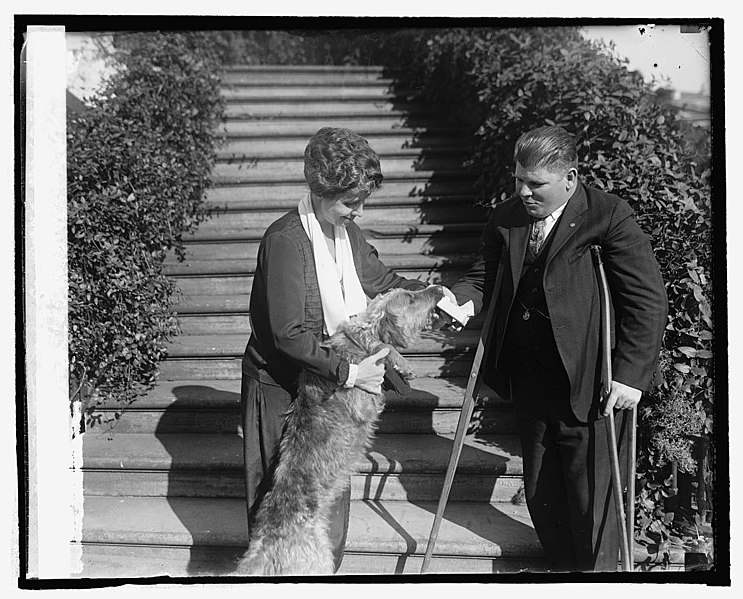 File:Leo B. Clark presents Forget-Me-Not to Mrs. Coolidge, 10-23-24 LOC npcc.12443.jpg