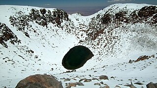 Danau Licancabur pada tahun 2012, dilihat dari tepi lereng