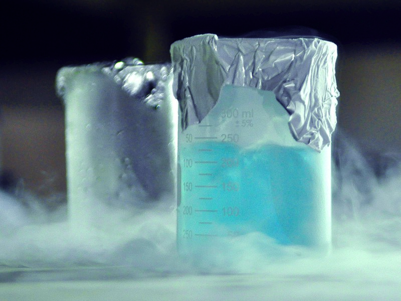 File:Liquid oxygen in a beaker (cropped).jpg