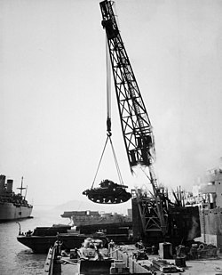 Pemuatan USMC tank di angkatan Laut Suppy Center Oakland 1950.jpg