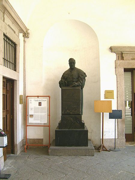 File:Luigi Mangiagalli's statue, Ca' Granda, Milan 1.JPG