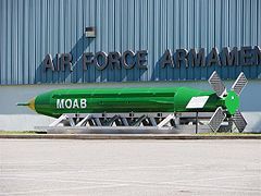 GBU-43 / B exposé à l'Air Force Armament Museum (en) de l'Eglin Air Force Base, en Floride. Les ailettes en grille sont déployées.