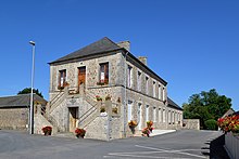 Montmartin-en-Graignes Town Hall.jpg