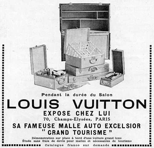 Affiche publicitaire pour une malle lit de camp Louis Vuitton exposée  News Photo - Getty Images