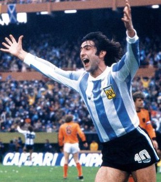 Mario Alberto Kempes, delantero titular, goleador y elegido el mejor jugador de la Copa del Mundo de 1978, en donde la selección obtuvo su primer mundial. Jugó tres Mundiales y con 18 partidos jugados en dicha competencia, junto con Di María, es cuarto jugador argentino con más presencias, detrás de Messi, Maradona y Mascherano.