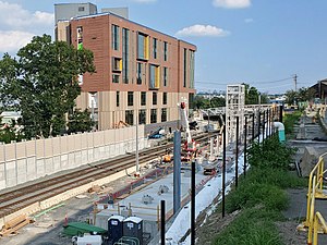 Construção da estação Medford Tufts na Boston Avenue, julho de 2021.jpg