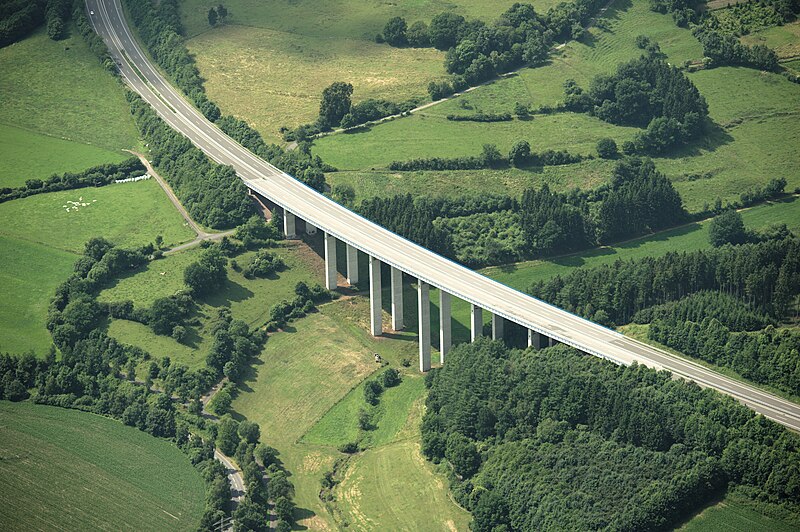 File:Meschede Autobahnbrücke Sauerland-Ost 386.jpg