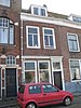 Huis genaamd 'Spitsbergen', met lijstgevel, puibalk en nieuwe onderbouw