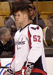 Fotografia de Mike Green vestindo a camisa branca dos Capitals e sem capacete