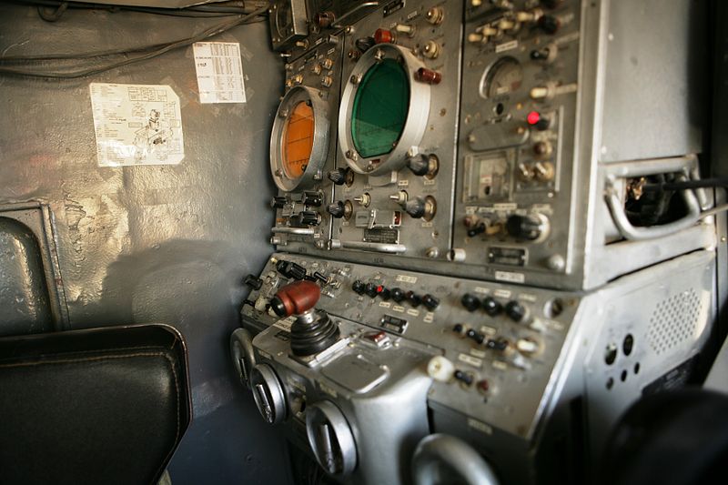 File:Missile guidance system control station of a 1S91 radar.JPG