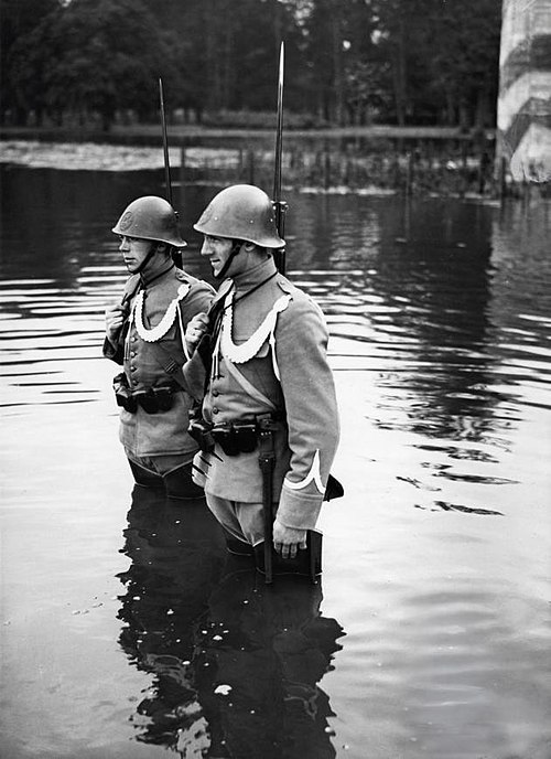 Dutch soldiers on guard, November 1939