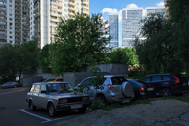 File:Moscow, North Chertanovo, trees around the experimental buildings (31341398831).jpg