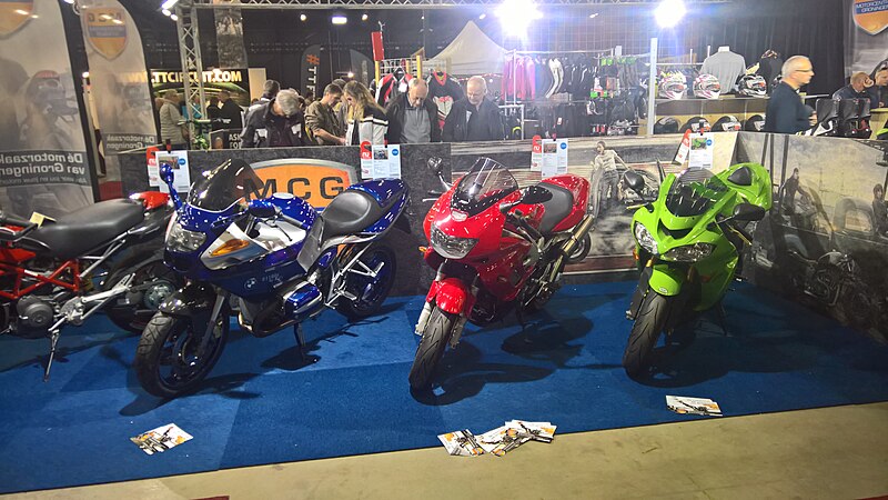 File:Motorcycles on display at the TT-Hall motor show, Assen (2018) 07.jpg