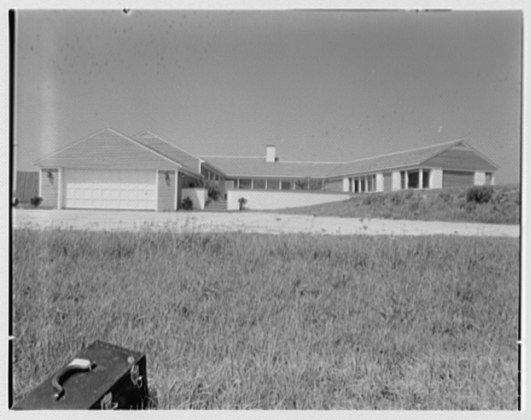 Файл:Mr. Jules Thebaud, residence in Nantucket, Massachusetts. LOC gsc.5a19913.tif