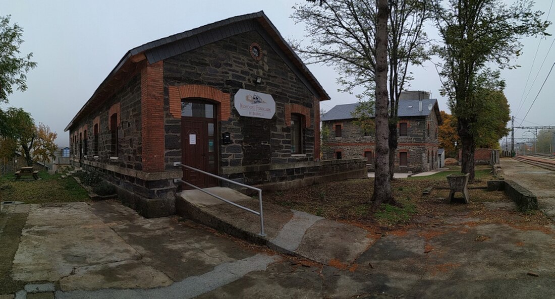 File:Museo del Ferrocarril de Brañuelas - Vista exterior.jpg