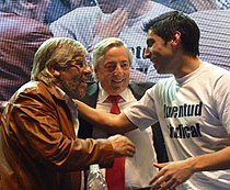 Facundo Moyano with President Nestor Kirchner and his father Hugo Moyano. Nestor Kirchner abraza a Moyano padre e hijo mientras se saludan.JPG