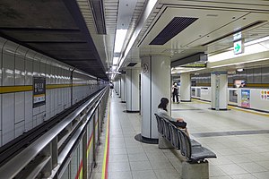 Higashiyama Line Nagoya Municipal Subway Nagoya Station Platform 2017.jpg