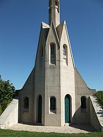 Porte de la chapelle-mausolée en forme de tuiles.