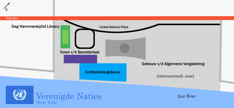 Map of the United Nations headquarters in Dutch. The green rectangle is the Dag Hammarskjöld Library, the purple rectangle is the Secretariat, the blue trapezoid is the Conference Building, and the grey shape is the General Assembly Building.