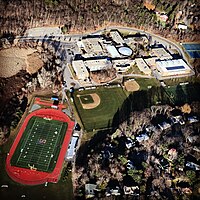 Fotografia aérea da Newton South High School tirada em 30 de dezembro de 2014 de um Cessna 172