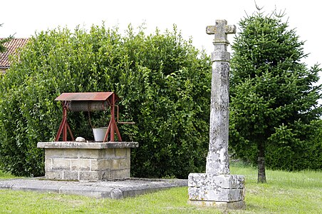 Brunnen und Steinkreuz in Nontronneau