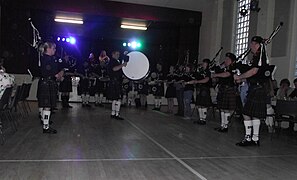 Banda de gaitas na céilidh de North Kessock, onda Inverness