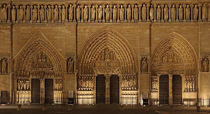 Fachada da Catedral de Notre-Dame de Paris com os portais da Virgem, do Juízo Final e de Santa Ana. Na parte superior se vê um grupo de estátuas representando os 28 reis bíblicos. O portal do Juízo Final é de longe o local mais popular da catedral, como evidenciado pelas inúmeras fotografias tiradas dele. Tudo contribui para atrair multidões, cristãs ou não, de todo o mundo: o equilíbrio e a legibilidade do tema, bem como o sucesso do restauro do século XIX que torna quase impossível para os não iniciados distinguir o que data do século XIII e o que foi recriado na época de Eugène Viollet-le-Duc. (definição 3 880 × 2 097)