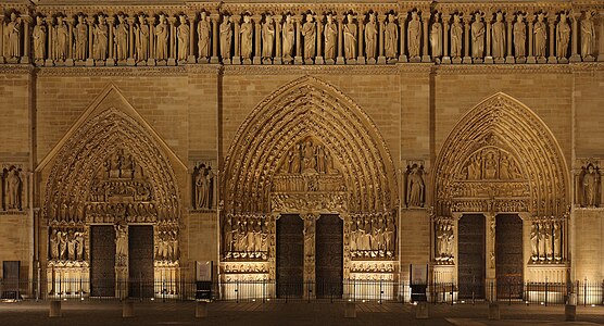 Paris'te Île de la Cité'de bulunan ve Roma Katolik Kilisesi'ne bağlı Notre Dame Katedrali'nin ön (batı) cephesi (façade) nin alt bölümü. Üst kısmında Yehuda ve İsrail'in 28 kralının heykeli, altndaki kapı kısmında (soldan soğa dorğu) İsa'nın annesi Meryem'in bakireyken hamile kalması, Kıyamet günü,. Meryem'in annesi Anna'nın kabartmaları bulunmaktadır. (Üreten: Benh)