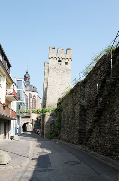 File:Oberwesel, Hospitalturm (Schalenturm, wegen der Neigung auch schiefer Turm).jpg