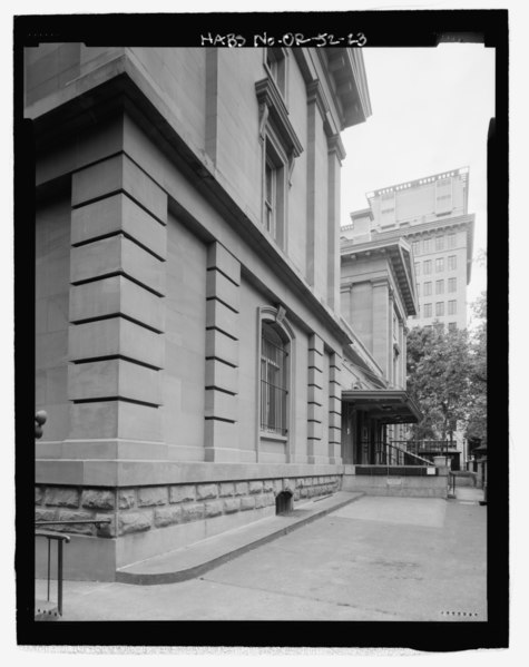 File:Oblique view of west faand-231;ade from driveway, facing southeast - Pioneer Post Office, 700 SW Sixth Avenue, Portland, Multnomah County, OR HABS ORE,26-PORT,2-23.tif